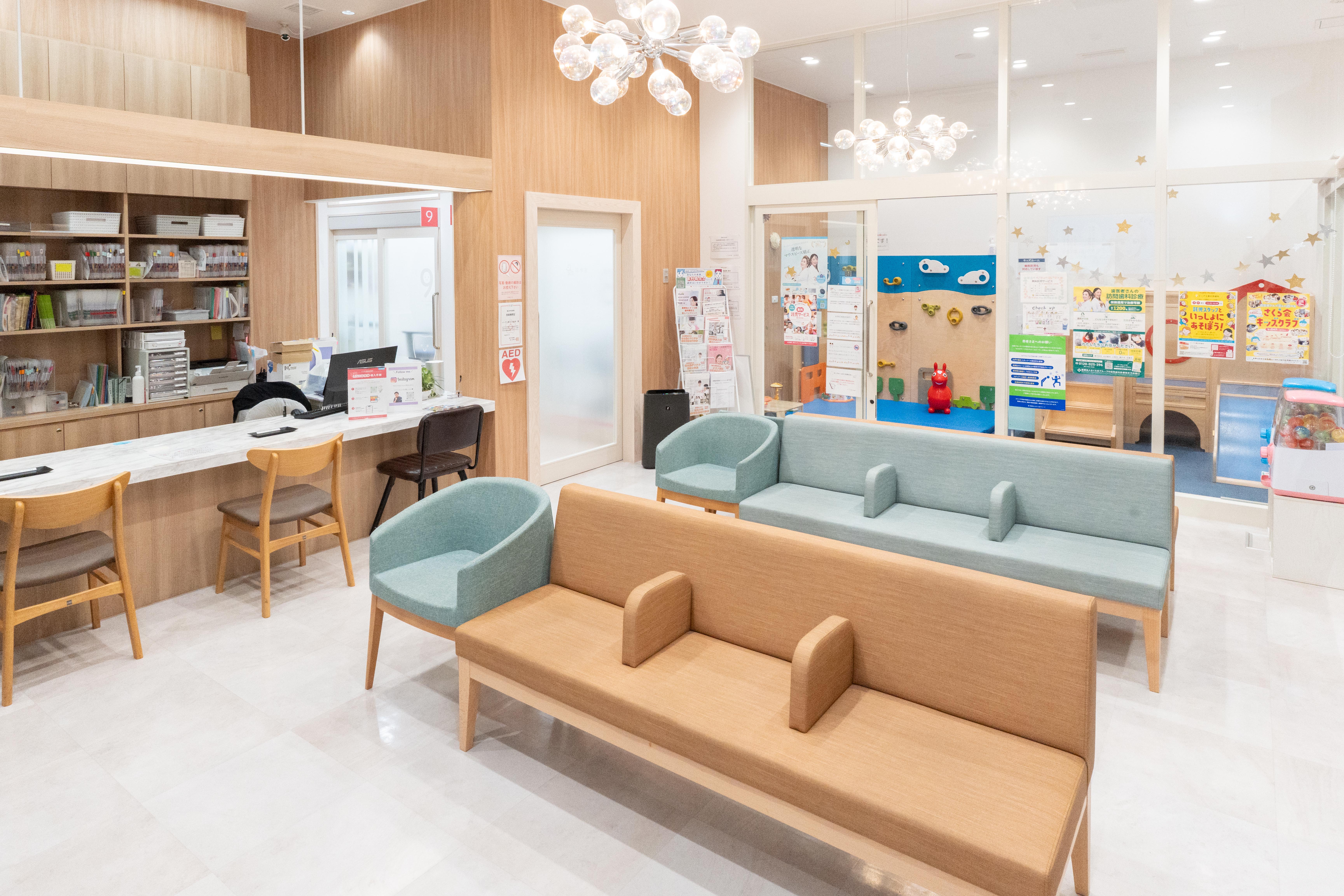 イーアス春日井歯科の明るく清潔な待合室