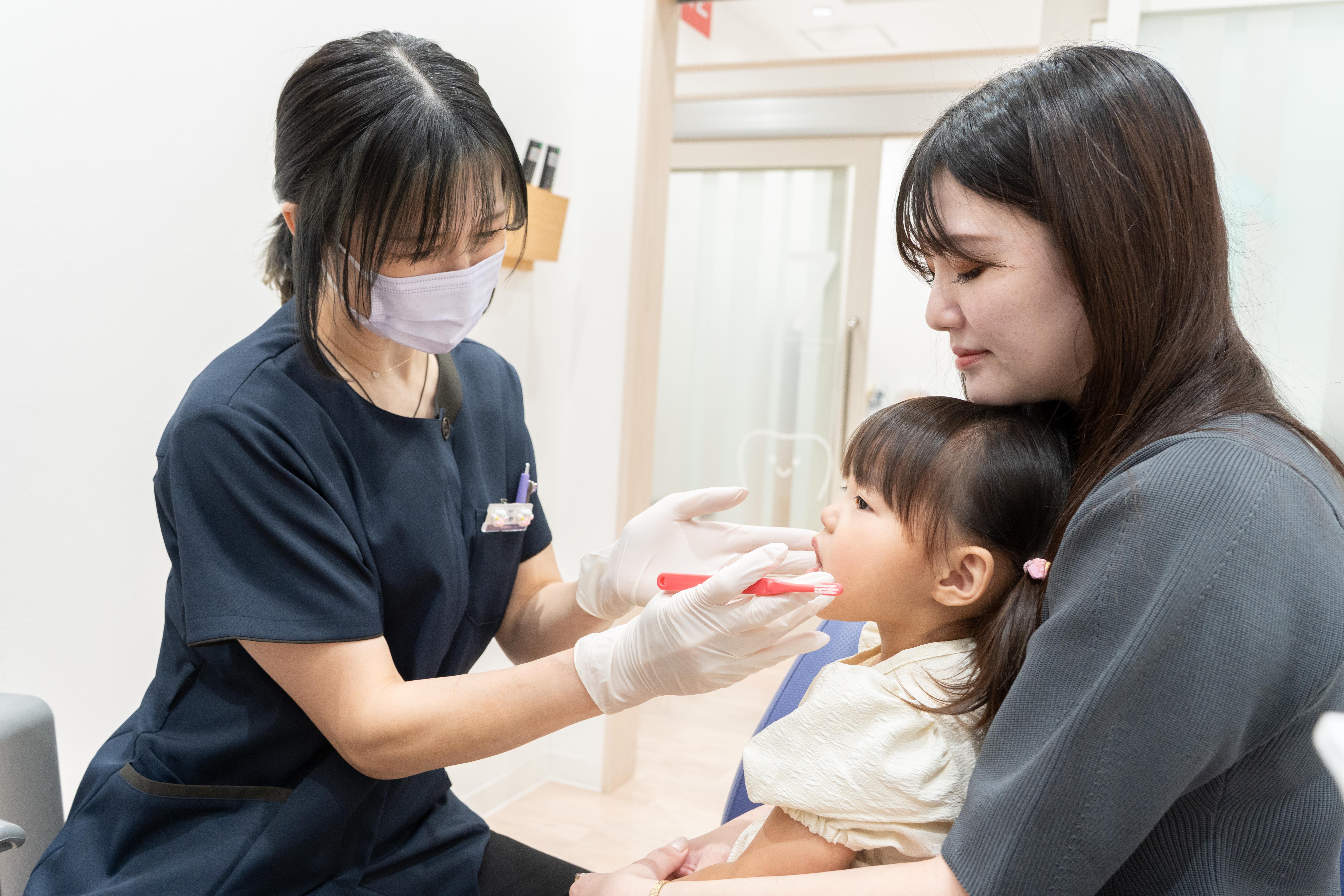 イーアス春日井歯科の細い注射針で痛みを抑える麻酔処置