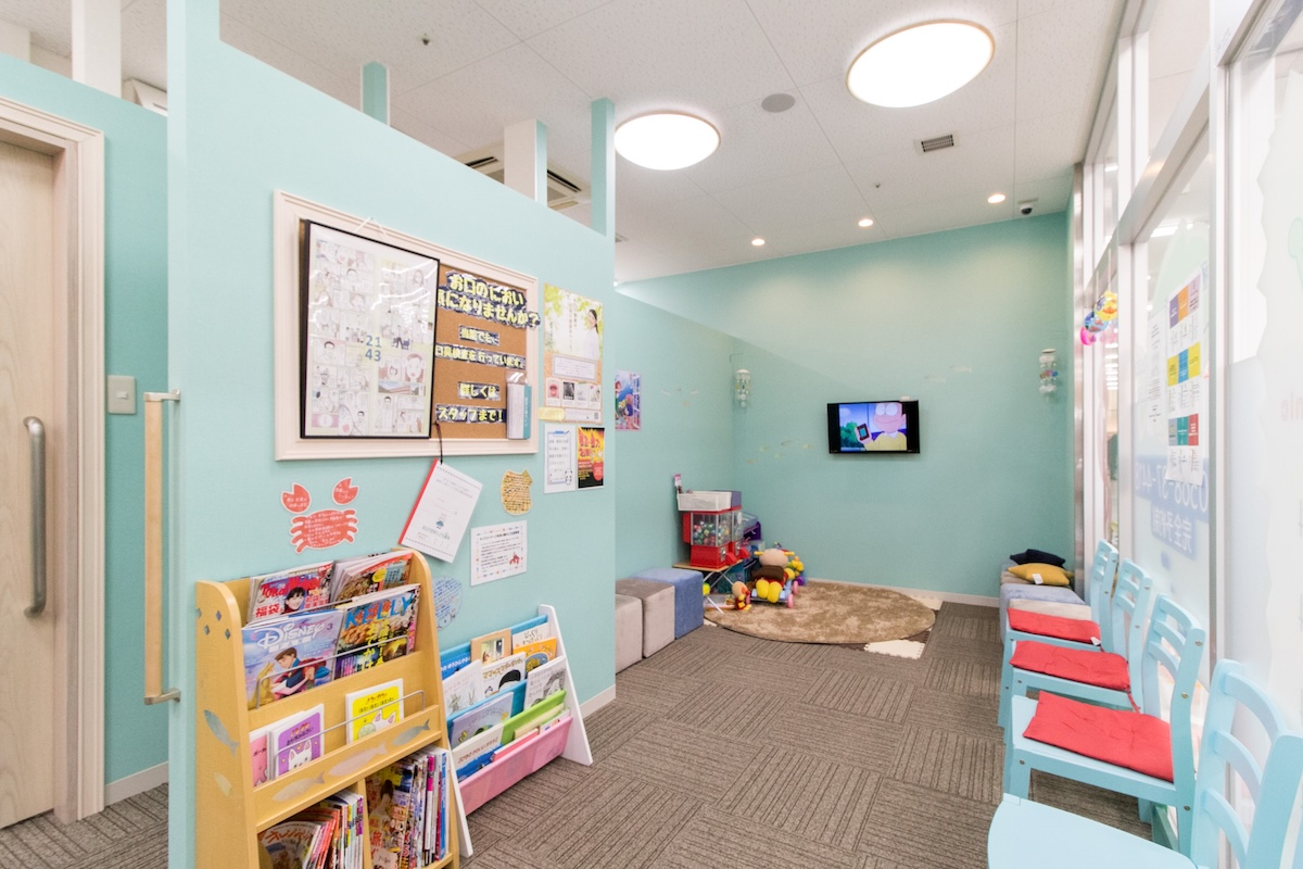 春日井きらり歯科の明るく清潔な待合室