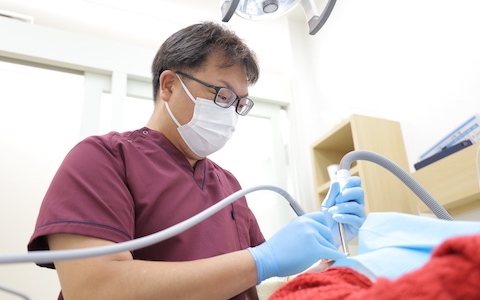 クローバー歯科の痛みに配慮した治療風景