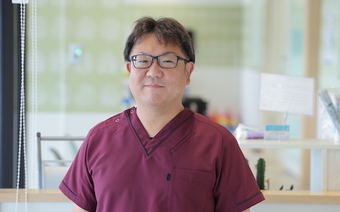 クローバー歯科の院長 岩井啓寿