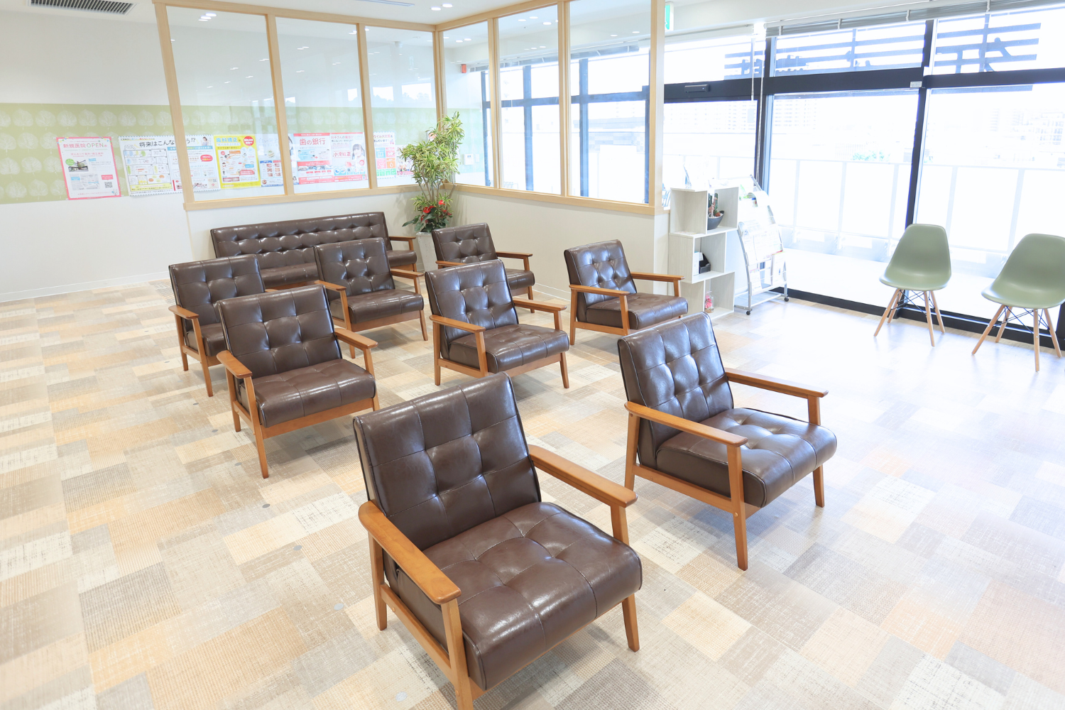 クローバー歯科の明るく清潔な待合室