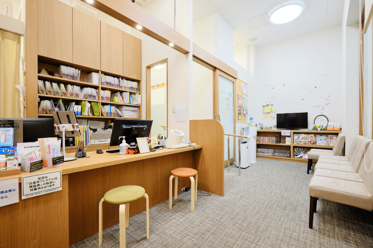 日進赤池たんぽぽ歯科の明るく清潔な待合室