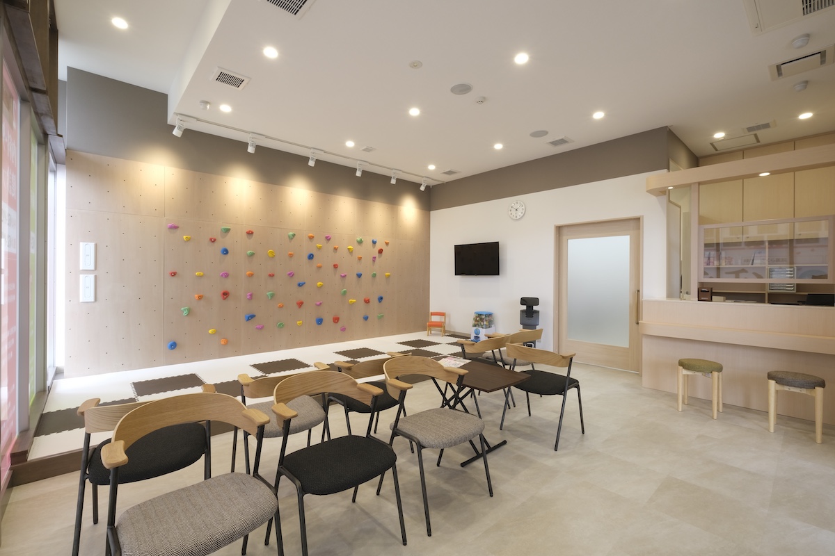 さくら医院 歯科の明るく清潔な待合室