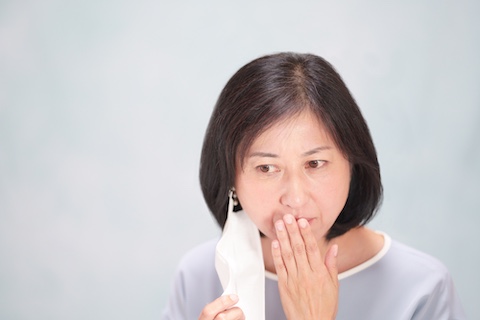 自分の口臭を気にする女性
