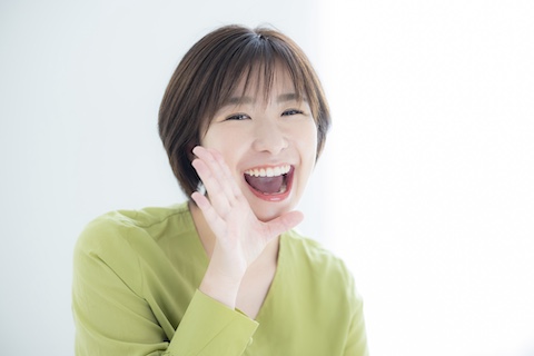 大きな口を開けている笑顔の女性