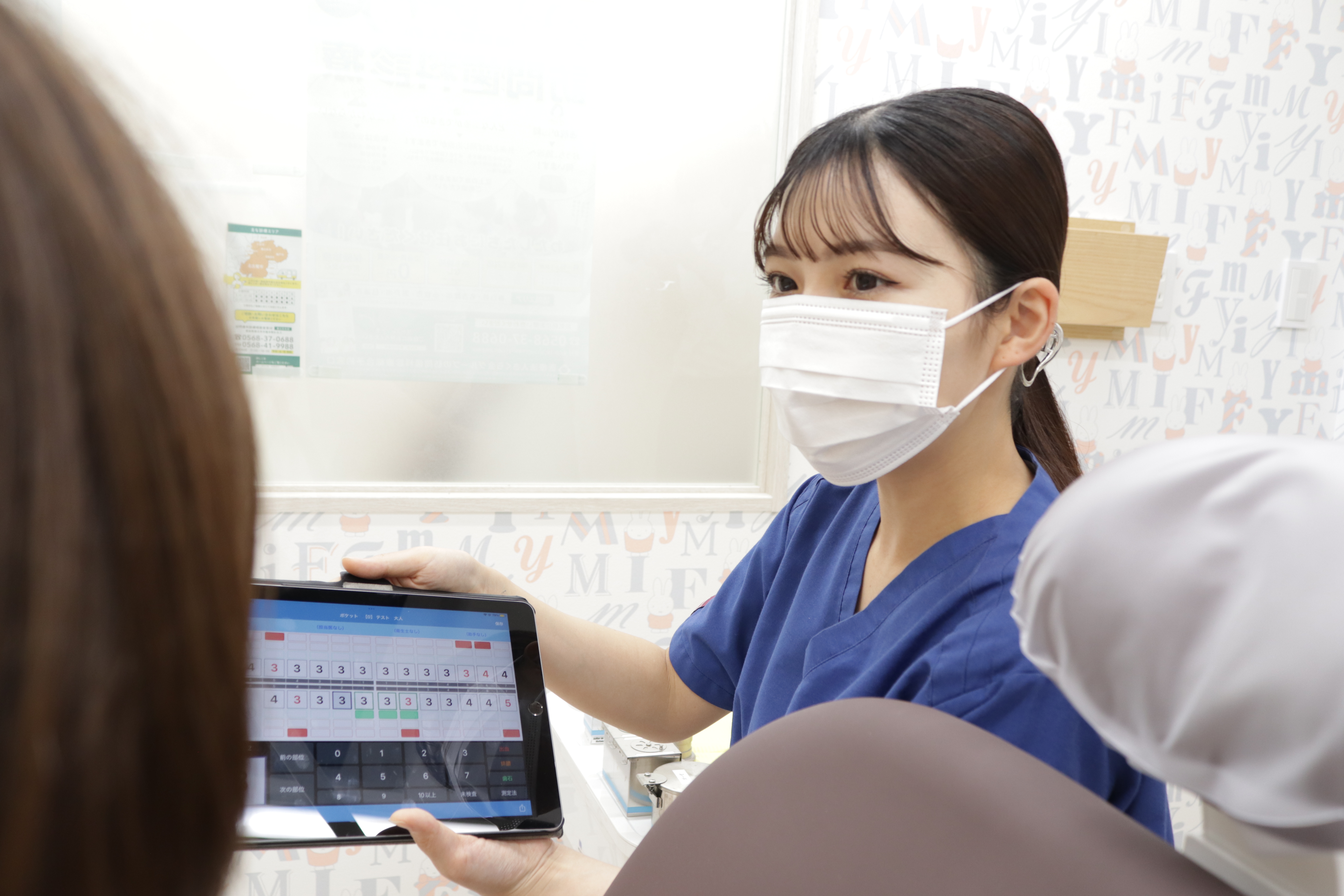 説明を受けている人