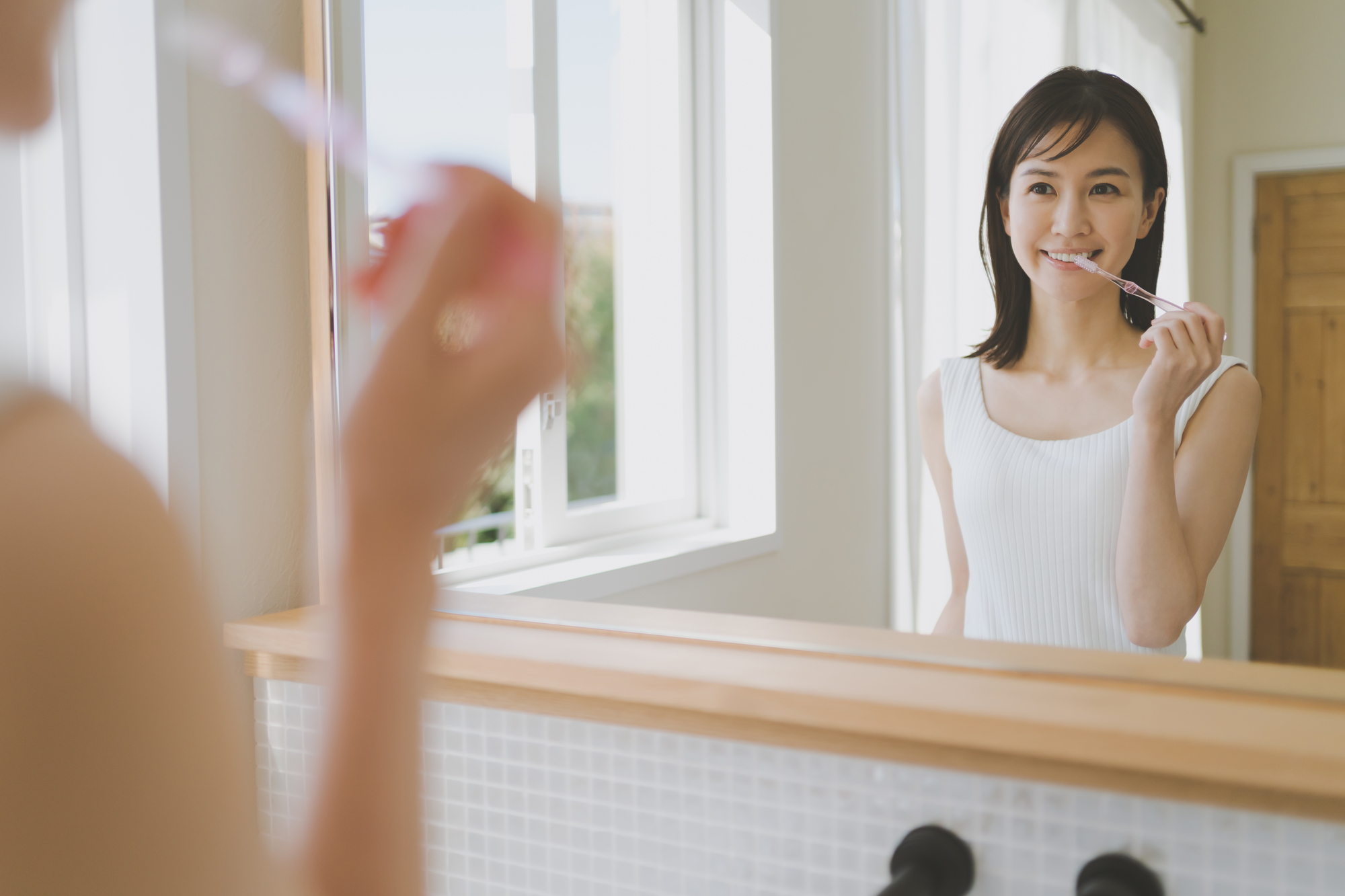 歯磨きをする女性