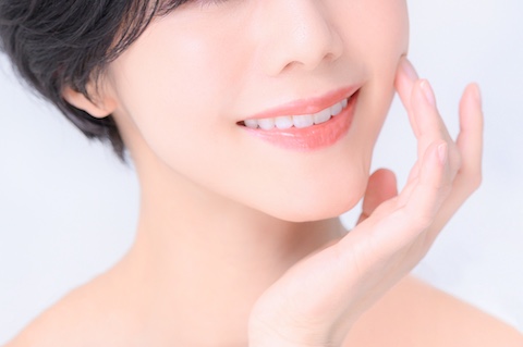 	口元を押さえる女性の笑顔