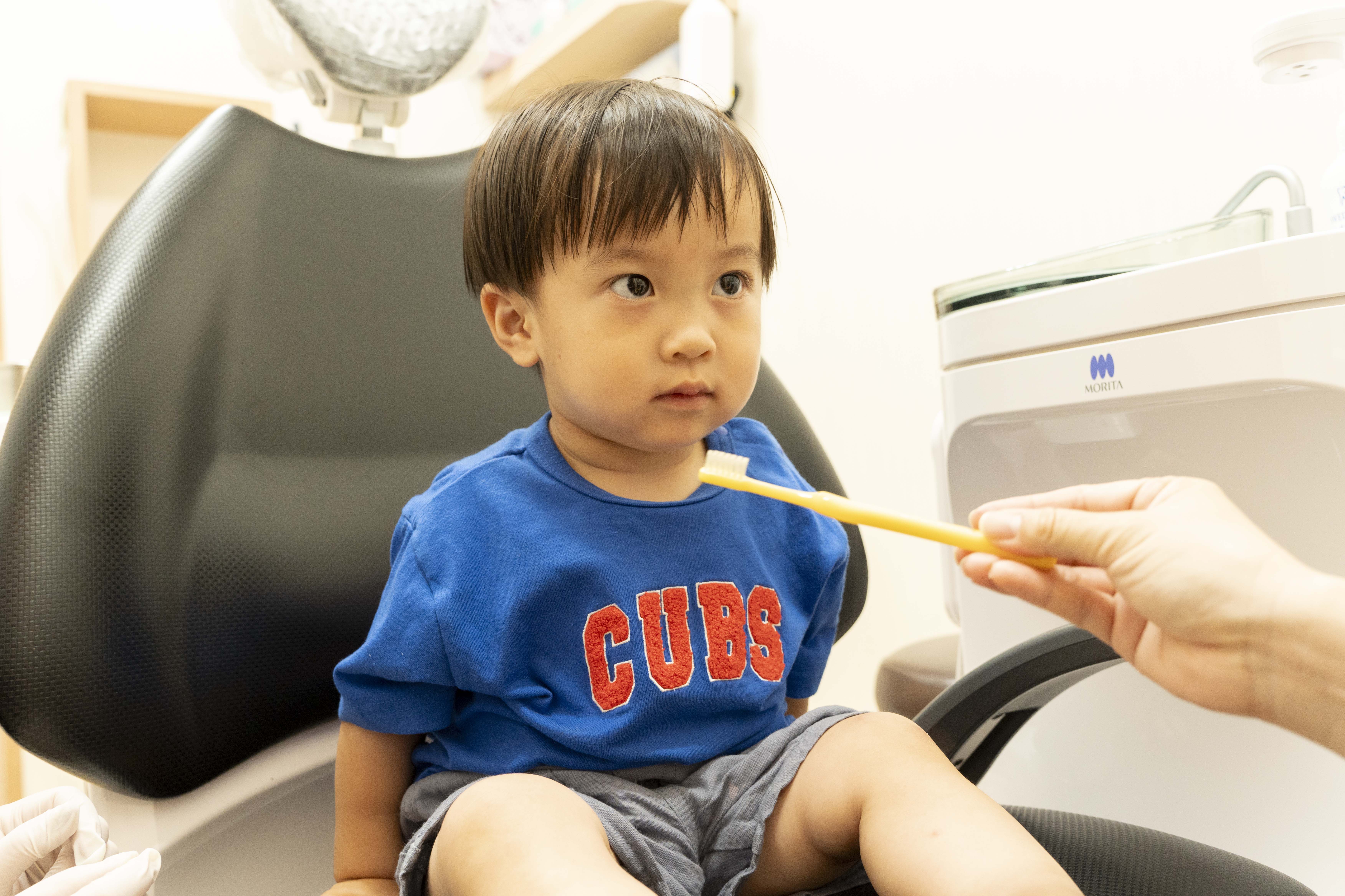 歯磨きを嫌がる子供のイメージ