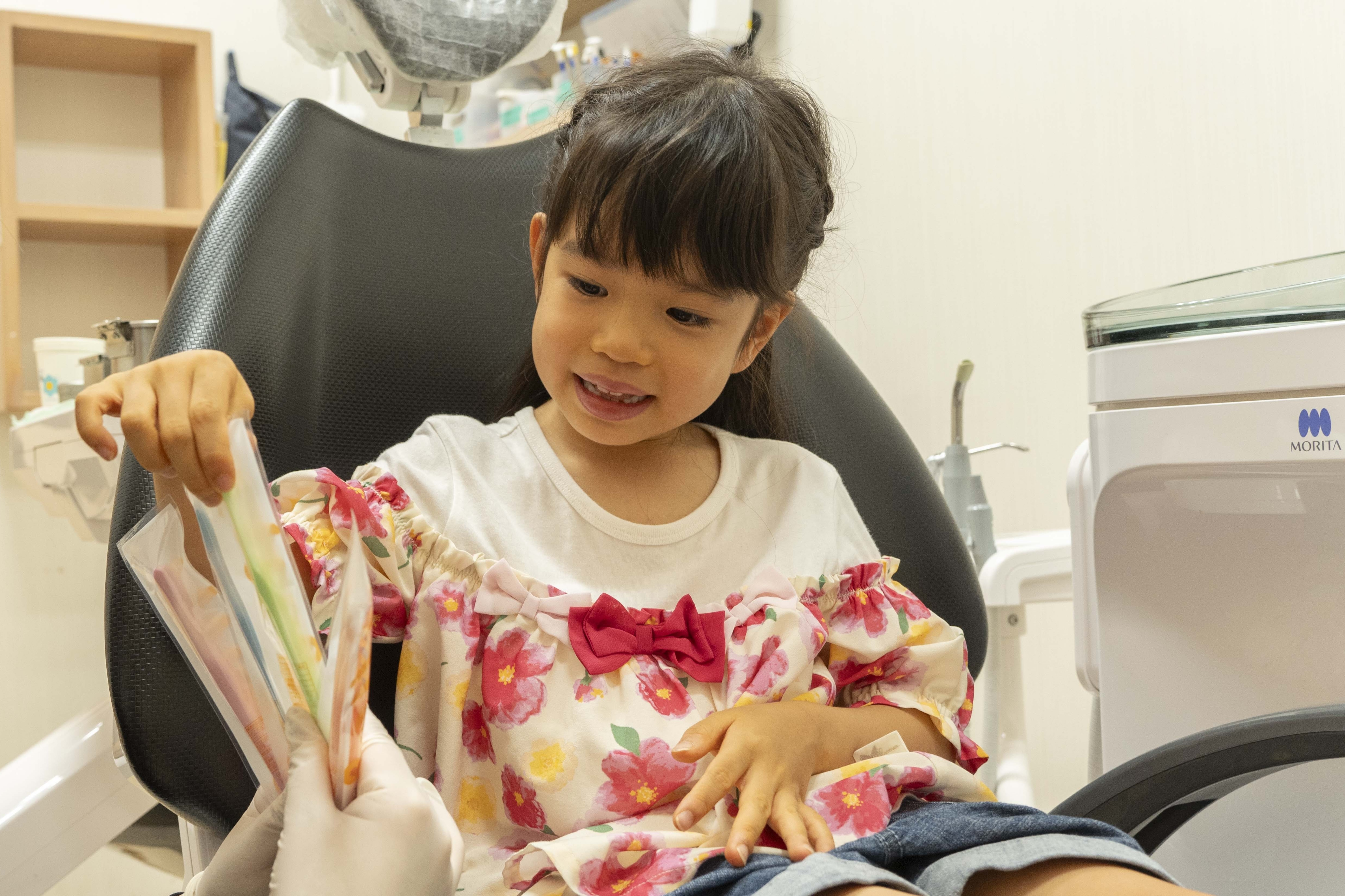 楽しく歯磨きをする子供