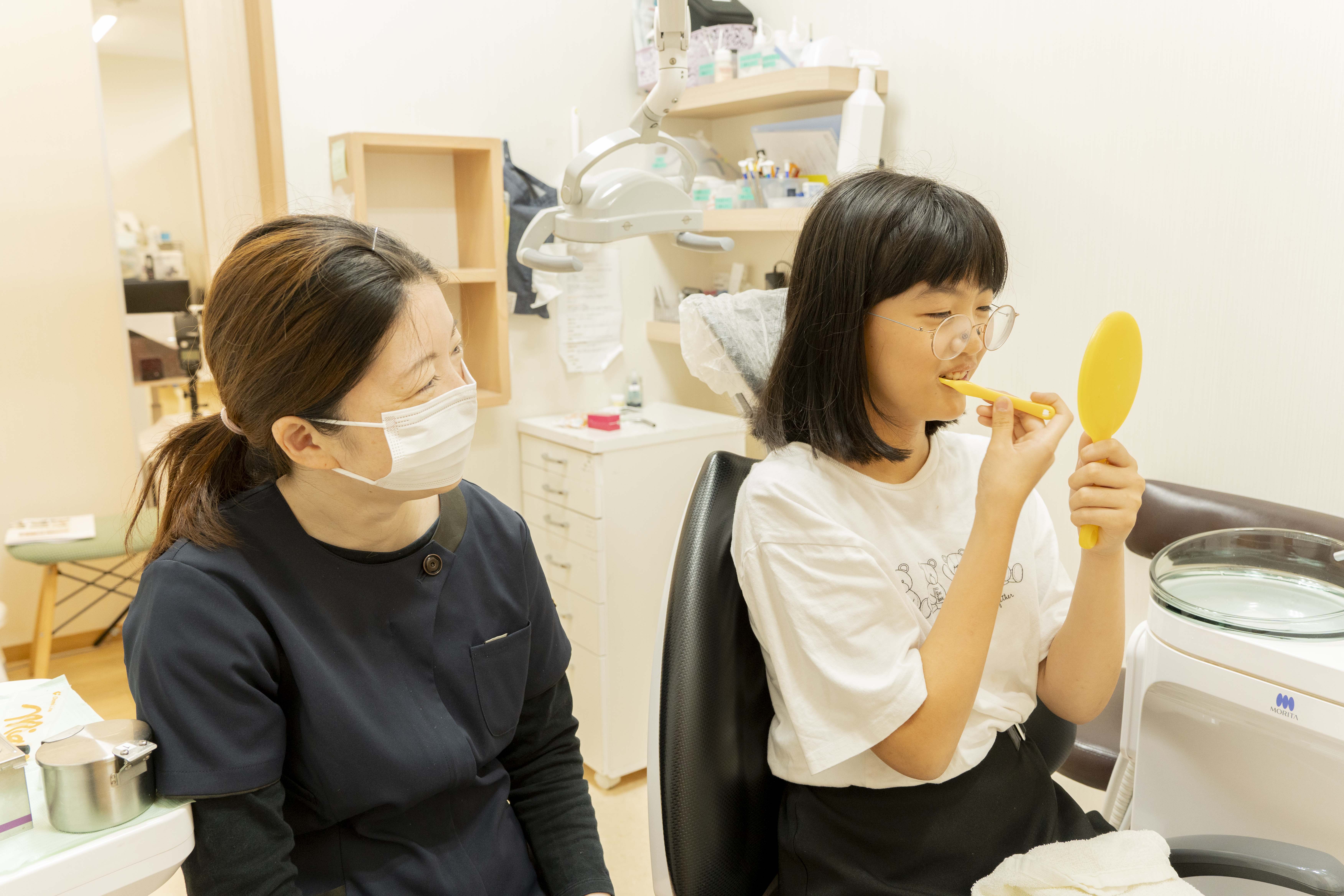 笑顔で歯磨きをする子供