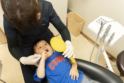 歯磨きする子供