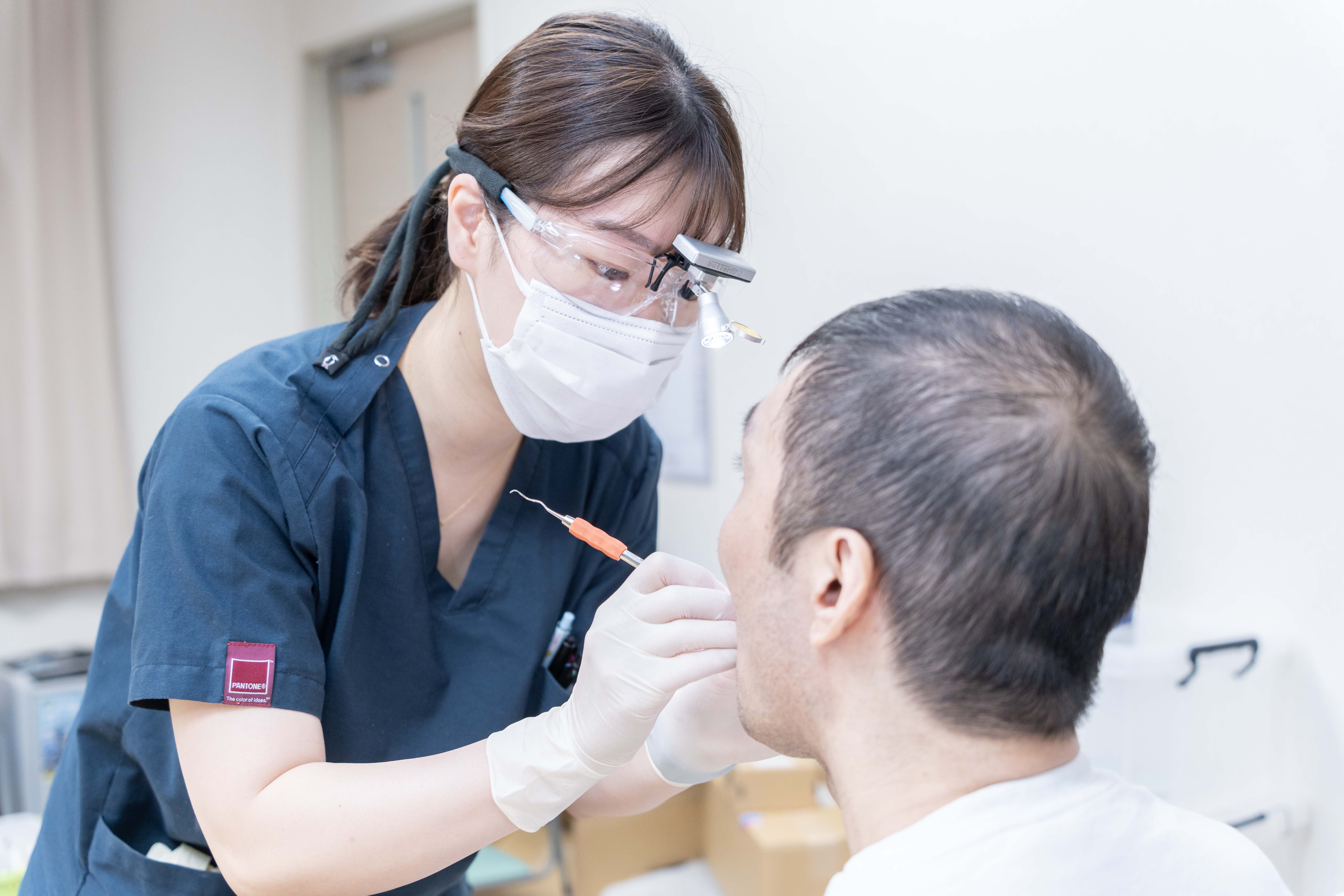 訪問歯科で口腔ケアを受ける要介護の高齢者