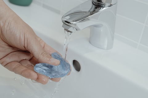 歯ブラシを持つ男性