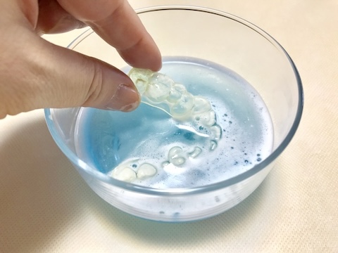 歯ブラシを持つ男性