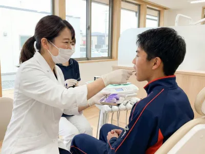 歯科医師による型取りの様子