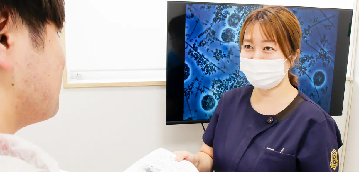 モニターを見ながら説明する歯科医師の写真