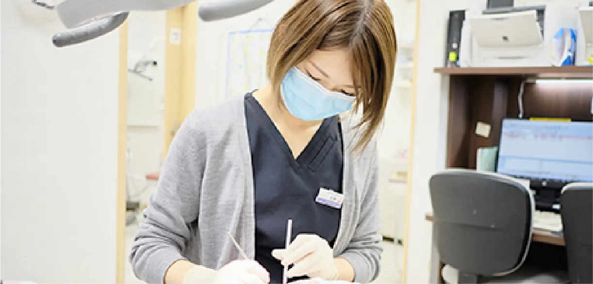 歯科治療をしている医師の写真