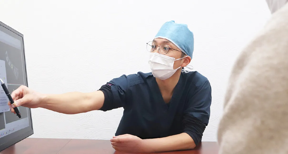 モニターを見ながら説明する歯科医師の写真