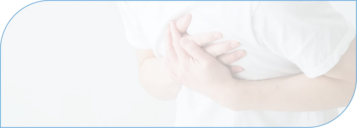 胸を両手で押さえている様子