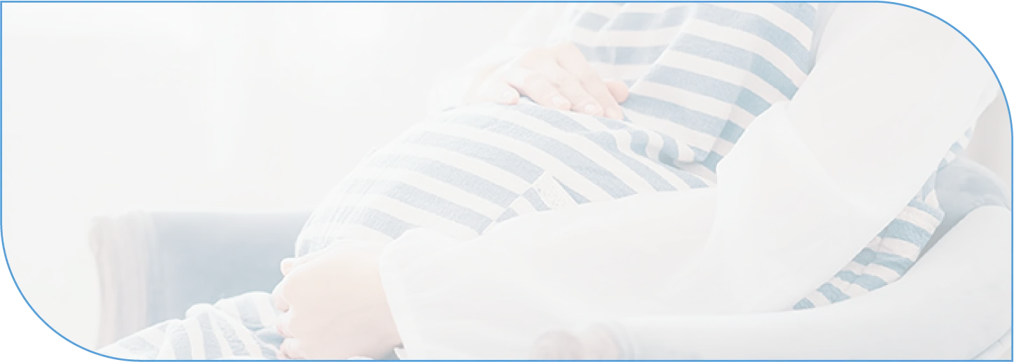 大きくなったお腹に両手を当てている様子