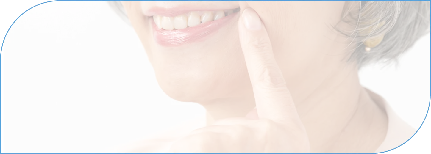 歯を見せながら微笑むおばあさん