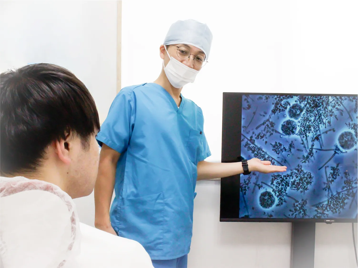 春日井市さくら歯科での歯周内科治療の様子 - 患者への丁寧な説明