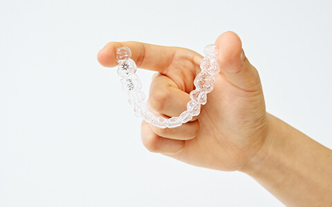 透明で目立ちにくいマウスピース矯正